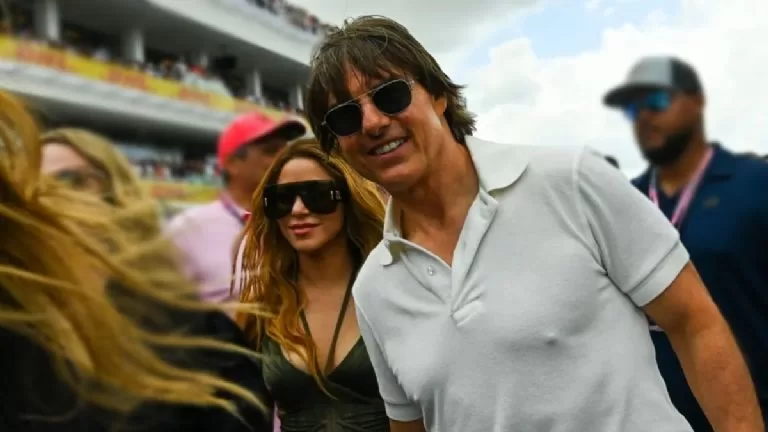 Tom Cruise no se da por vencido con Shakira y la llena de halagos