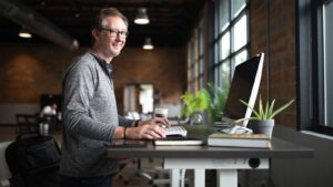 Llegar tarde al trabajo ya no sale gratis: el TSJ avala que te lo resten del sueldo