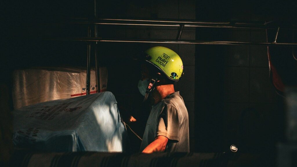 Tu jefe te pide esto y es ilegal: 5 abusos laborales que muchos normalizan en España